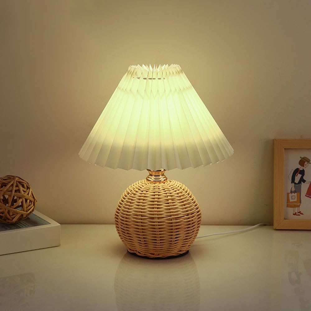 Desk Setup Vintage - SCKDAY LED Plissierte Tischlampe mit Rattan-Basis